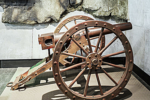 刘公岛甲午海战纪念馆展示北洋水师装备武器弹药