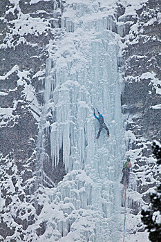 两个,女性,冰,攀登者,上升,路线,月光,溪流,卡纳纳斯基斯,艾伯塔省,加拿大