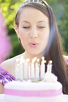 特写,少女,吹蜡烛,生日蛋糕