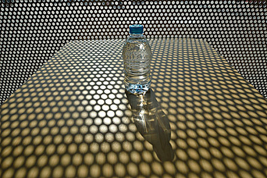 网眼桌面上的水瓶