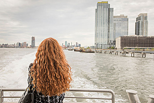 后视图,长,红发,职业女性,渡轮,甲板,向外看,天际线,纽约,美国