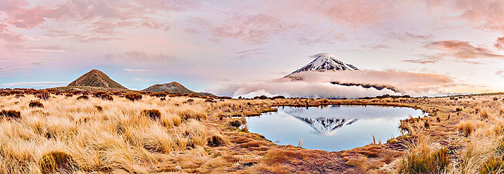 反射,山中小湖,层状火山,塔拉纳基,日落,艾格蒙特国家公园,北岛,新西兰,大洋洲