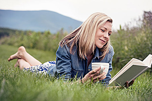 女人,躺着,草,拿着,茶杯,读,书本