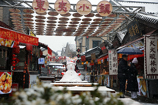 旅游小镇喜迎瑞雪,游客堆雪人寻找童年回忆