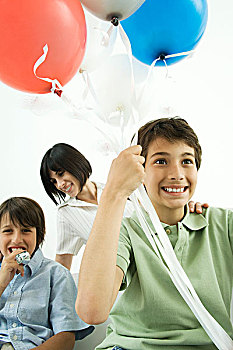 男孩,拿着,氦气,气球,微笑,母亲,兄弟,背景