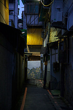 台湾台北黄昏时住宅群的巷子
