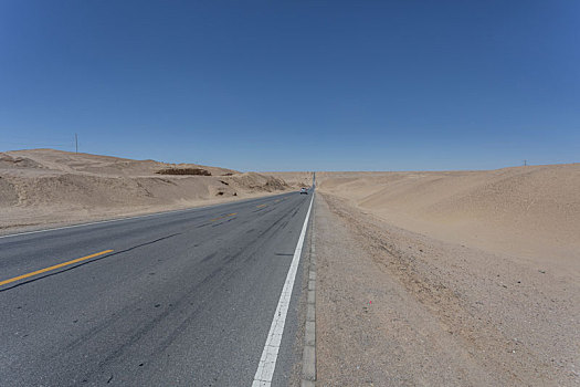 中国西部荒野道路