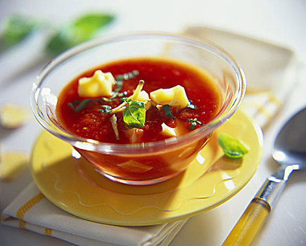 西红柿汤,奶酪,罗勒