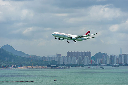 一架国泰港龙航空的客机正降落在香港国际机场