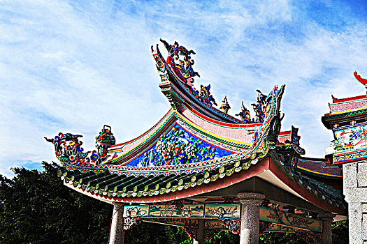 广东汕尾古建筑上的彩绘雕塑