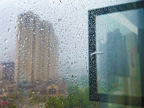 下雨天玻璃窗上的雨珠