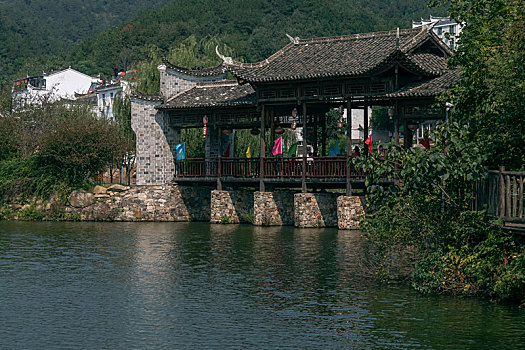 水边风雨桥