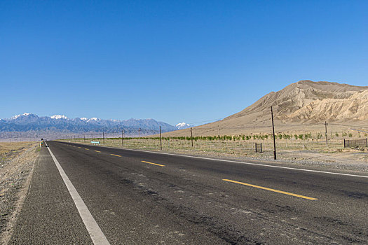 夏季新疆戈壁公路直行道侧面汽车背景