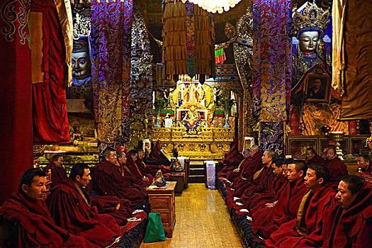 中国布达拉宫打坐的僧人