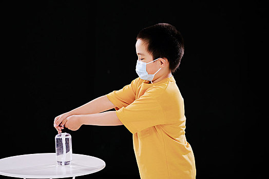 戴口罩的小男孩使用免洗洗手液