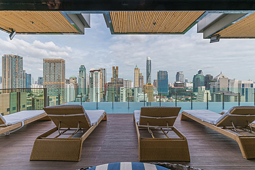 曼谷酒店无边泳池与城市天际线