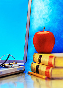 笔记本电脑,书本,苹果,眼镜