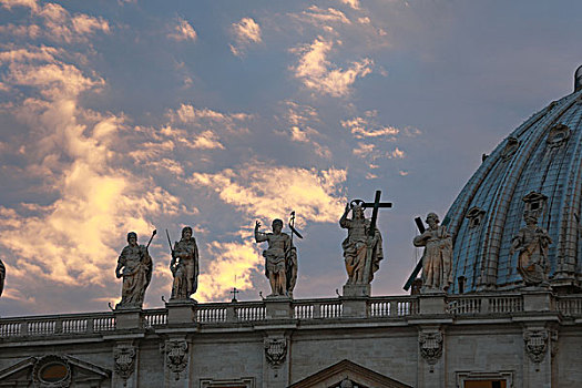 梵蒂冈圣彼得大教堂楼顶雕塑