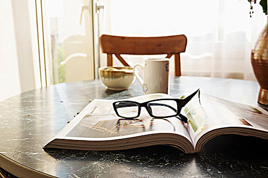 翻书,桌上,眼镜