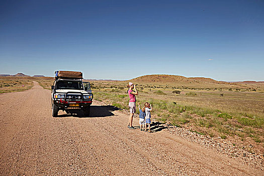 越野,交通工具,停放,母亲,孩子,看,风景,卡奥科兰,纳米比亚
