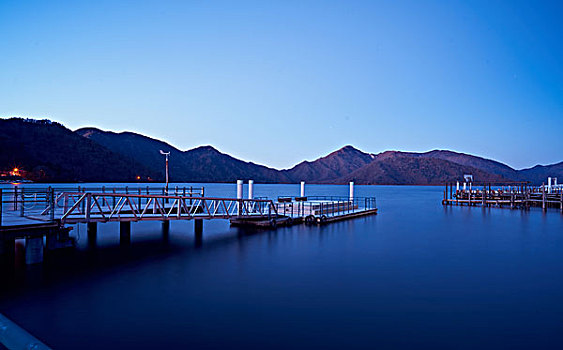 高山湖日出