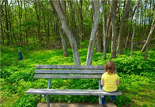 孤单,孩子,悲伤,看,树林,坐,长椅