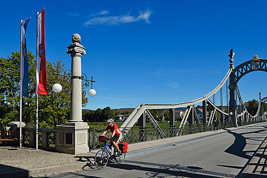 骑车,穿过,桥,巴伐利亚,萨尔茨堡,劳芬,齐姆高,上巴伐利亚,德国,奥地利,欧洲