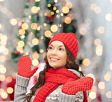 高兴,寒假,人,概念,微笑,少妇,红色,帽子,围巾,连指手套,上方,圣诞树,背景