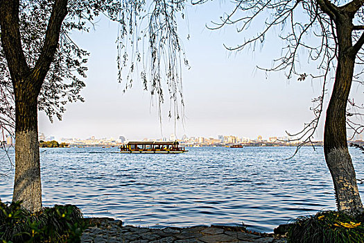 杭州西湖秋景游船