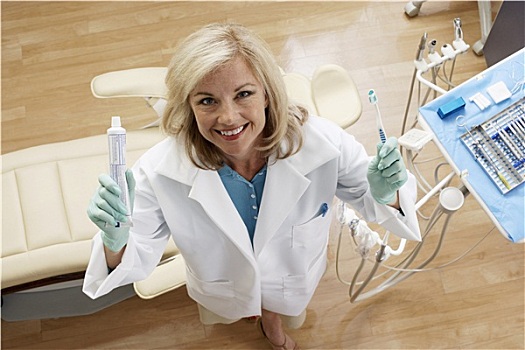 女性,牙医,拿着,牙膏,牙刷,牙科手术,微笑,头像,俯视