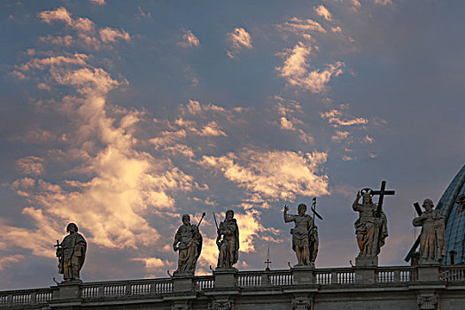 梵蒂冈圣彼得大教堂楼顶雕塑