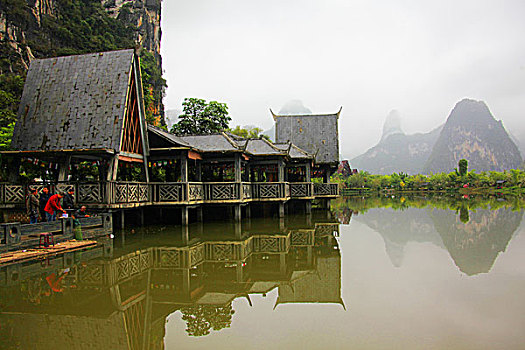 广西黑衣壮族风景区景色倒影竹筏