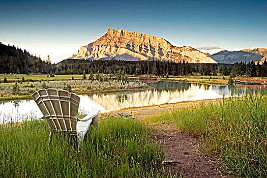 椅子,远眺,水塘,山,班芙国家公园,艾伯塔省,加拿大