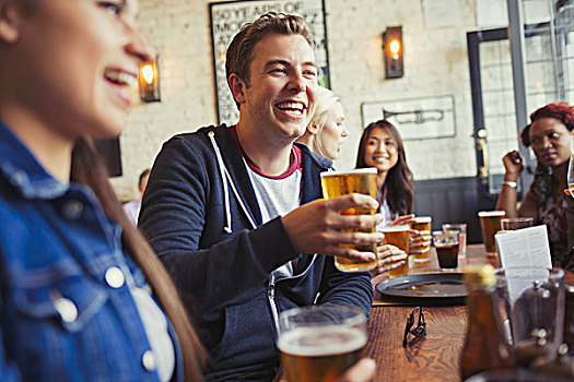 微笑,男人,喝,啤酒,朋友,桌子,酒吧