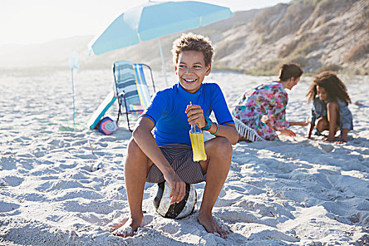 微笑,男孩,喝,果汁,晴朗,夏天,海滩