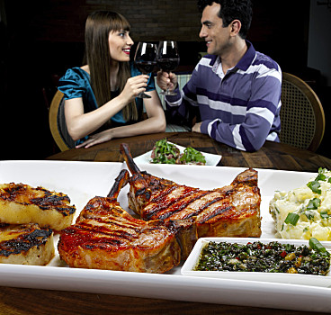 情侣,玻璃,葡萄酒,餐饭,牛排