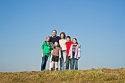 家庭,四个,儿童,站立,草地