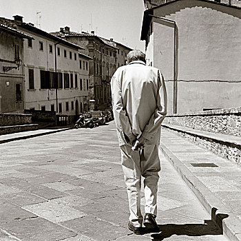 背影,老,弯腰,男人,白色,套装,走,离开,摄影,晴朗,街道,意大利,城镇