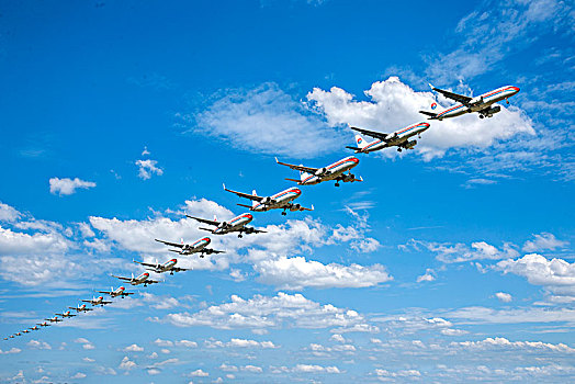 中国东方航空的飞机正降落重庆江北机场