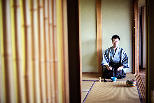日本,男人,穿,传统,和服,跪着,榻榻米,茶道
