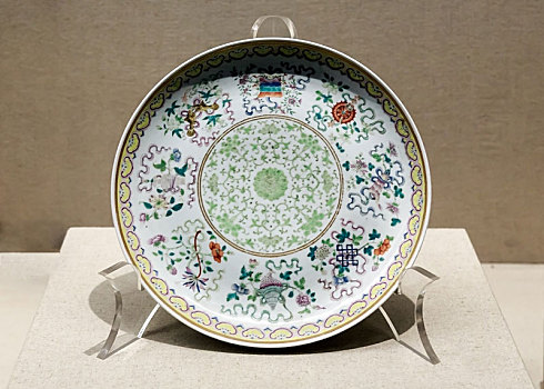 中国安徽博物院藏清代粉彩八宝纹大盘