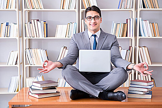 商务人士,学生,盘腿坐,沉思,笔记本电脑,图书馆