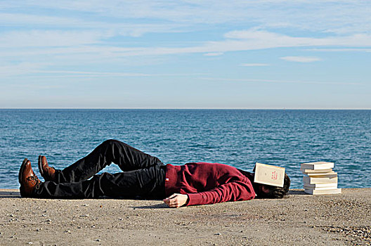 男人,躺着,海滩,书本,上方,脸