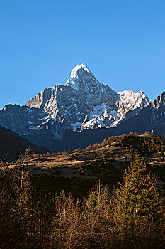 在巴郎山远眺四姑娘山