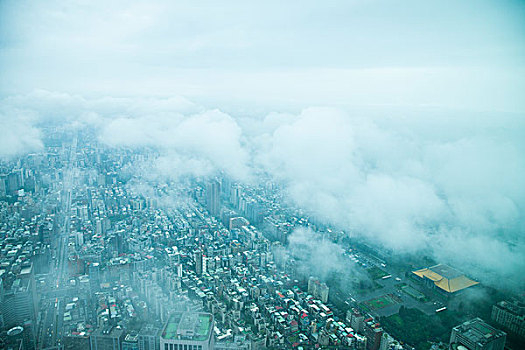 台湾台北市124大厦上眺望云雾中的台北市景