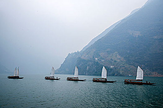 湖北巴东长江巫峡口链子溪帆船