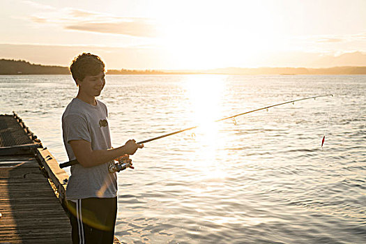 少男,钓鱼,环太平洋国家公园,温哥华岛,加拿大