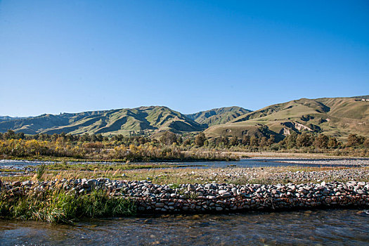 新疆那拉提镇边的小溪