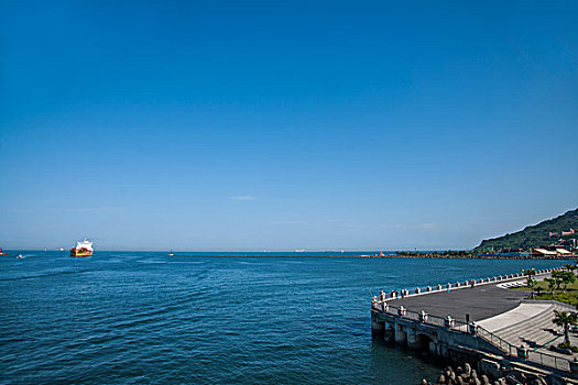 台湾高雄市高雄港港口海面上来往穿梭的海船