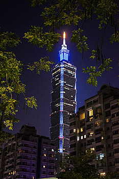 夜幕下台北市区俯瞰,101大厦璀璨夺目